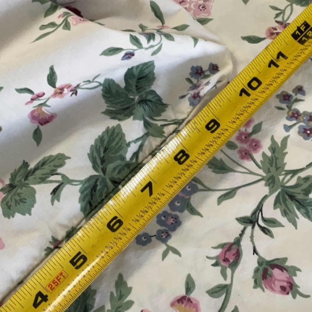 Vintage floral sheets top and bottom. Roses and Ruffles. - Picture 8 of 12